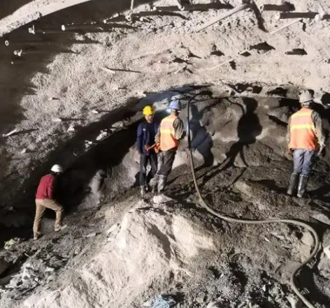 东乡隧道拱顶带模注浆料，微膨胀注浆料的特点及施工工艺